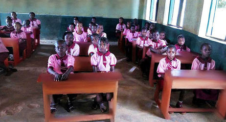 Neue Bänke für eine Schule in Ugwaka-Ola 